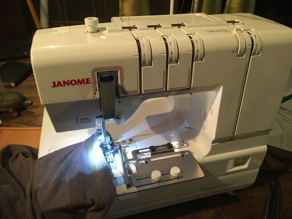 カバーステッチミシン 、トルネィオとふらっとろっくを比較。JANOME