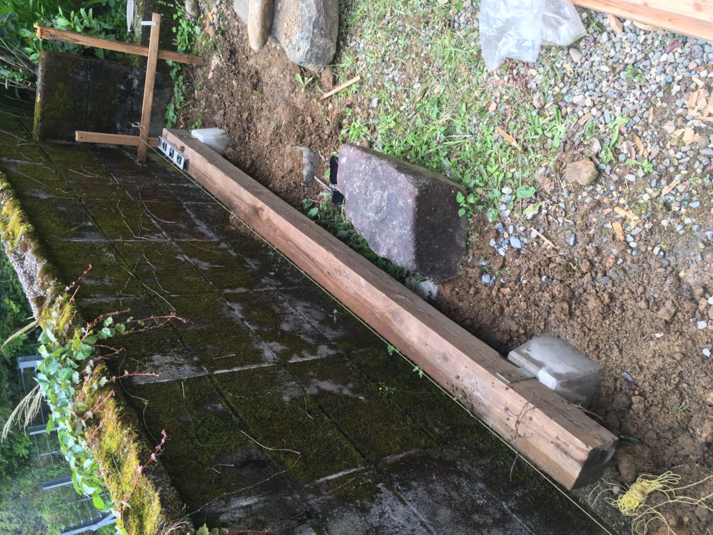 軒下を延長して庇(ひさし)をDIY 玄関前編 その2 〜束石を設置する〜 | DIY女子ブログ